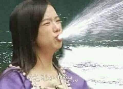 Cô gái áo tím phụt nước ra từ miệng