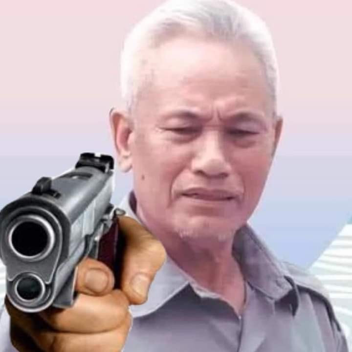 Hình ảnh ông Nguyễn Hữu Đa cầm súng