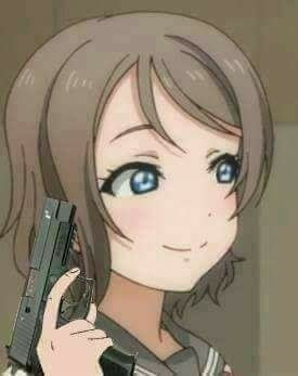 Nhân vật nữ anime cầm súng cười hiền hậu