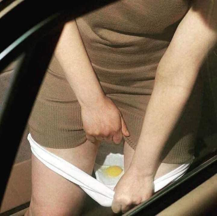 Hình ảnh cô gái rụng trứng gà dưới quần - vạch váy thấy trứng rụng
