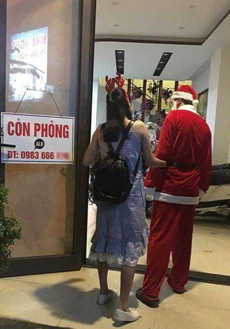 Ông già Noel dắt bạn gái vào nhà nghỉ