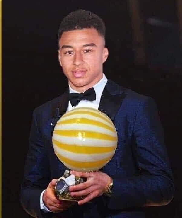 Cầu thủ Lingard của MU cầm quả bóng nhựa vàng