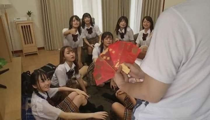 Phát tiền lì xì cho các em gái Nhật Bản