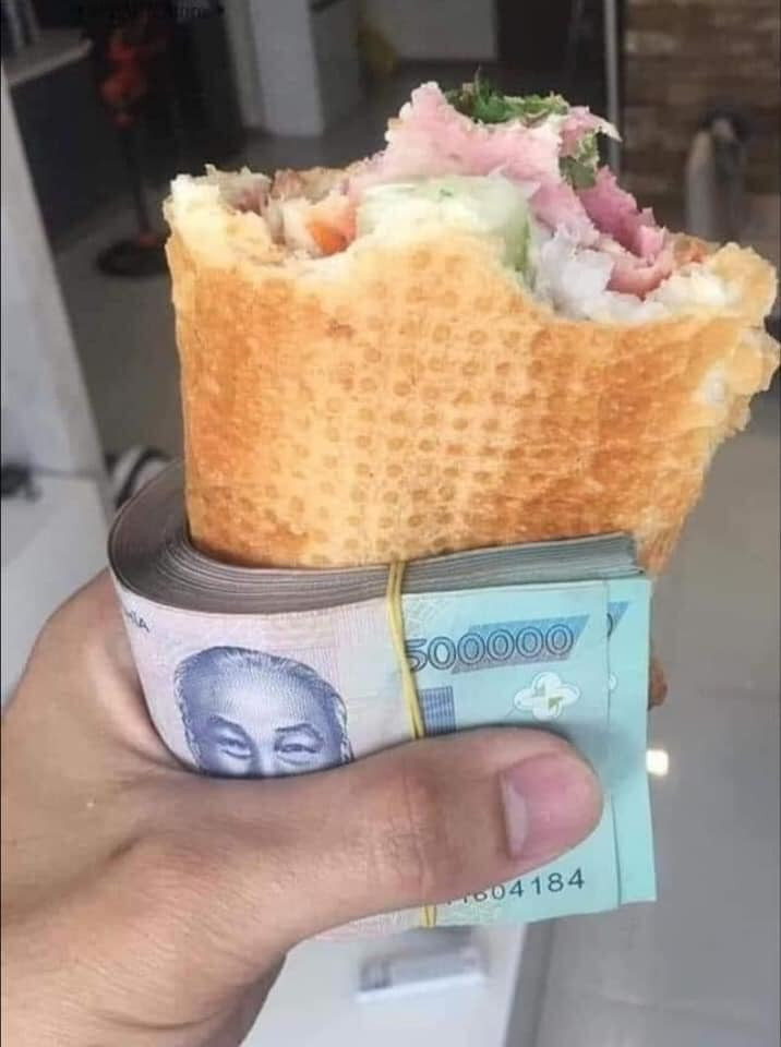 Không nên bỏ qua bức ảnh này nếu bạn muốn xem một meme hài hước về tiền. Bạn sẽ thấy hình ảnh của một người cầm tập tiền 500k khi ăn bánh mì sẽ khiến bạn cười nghiêng ngả.