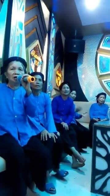 Hình ảnh các cụ bà hát trong phòng karaoke