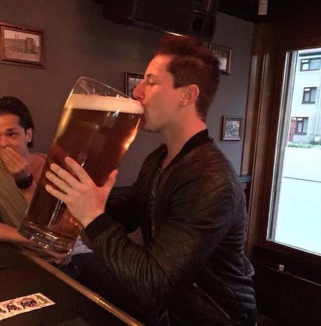 Thanh niên uống ly bia to khổng lồ