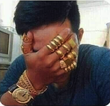 Thanh niên đeo rất nhiều nhẫn vàng ôm mặt buồn bã