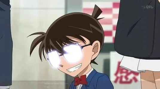 Conan đeo cặp kính sáng loáng